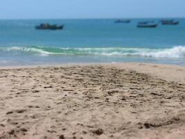 strand voorkant zand en golven foto