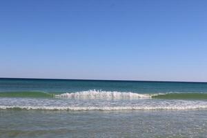 strand voorkant zand en golven foto