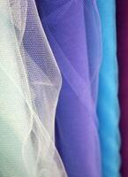 selectie van wit, Purper en blauw tule kleding stof foto