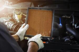 auto lucht conditioner systeem onderhoud, hand- monteur Holding auto lucht filter naar controleren voor schoon vuil of fix reparatie warmte hebben een probleem of vervangen nieuw of verandering filter. foto