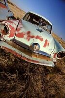 oude verlaten auto in veld saskatchewan canada foto