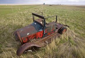 antieke vintage oude auto in veld foto