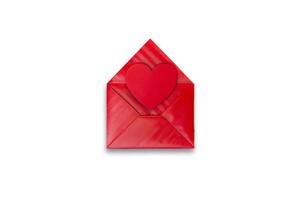 liefde brief, rood papier envelop en hart wit achtergrond foto