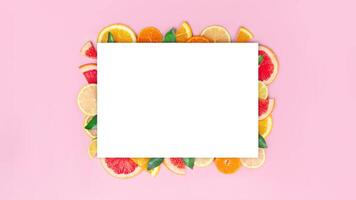 citrus kader voor tekst. kopiëren ruimte voor titel, tekst. elegant concept vitamine c, Gezondheid, schoonheid. oranje, citroen, pompelmoes, mandarijn. minimalisme foto