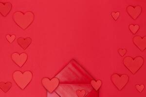 liefde brief, papier envelop en harten rood achtergrond. harten kader kopiëren ruimte voor uw tekst banier foto