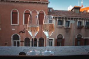 rustig stadsgezicht balkon visie met twee wijn bril Bij schemer in luxe instelling foto