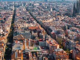 antenne visie van Barcelona stad horizon en sagrada familia kathedraal Bij zonsondergang foto