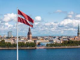 panorama van Riga stad met een groot Lets vlag in voorgrond foto