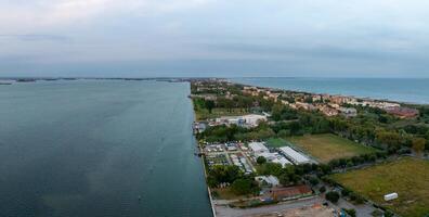 luchtfoto van het eiland lido de venezia in venetië, italië. foto