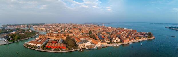 antenne visie van murano eiland in Venetië lagune, Italië foto