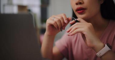 portret dichtbij omhoog van jong vrouw aan het doen video conferentie Aan een laptop Aan een bureau in huis kantoor. foto