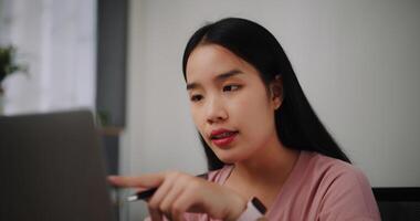 portret van jong vrouw aan het doen video conferentie Aan een laptop Aan een bureau in huis kantoor. foto