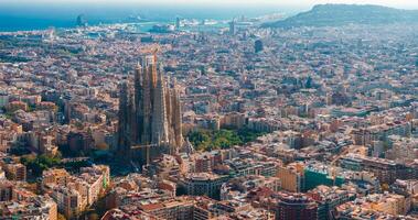 antenne visie van Barcelona stad horizon en sagrada familia kathedraal Bij zonsondergang foto