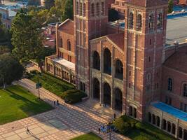 antenne visie van royce hal Bij ucla met gotisch opwekking architectuur in zonnig weer foto