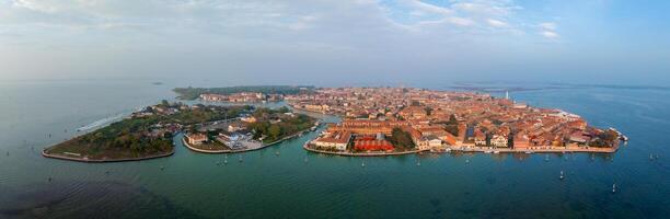 antenne visie van murano eiland in Venetië lagune, Italië foto