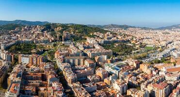 antenne visie van Barcelona stad horizon Bij zonsondergang. foto