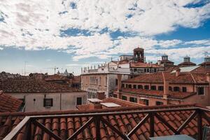 rustig Venetië stadsgezicht visie van vredig appartement balkon met Doorzichtig blauw luchten foto