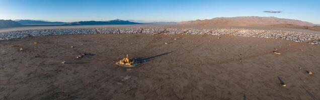 antenne visie van de brandend Mens festival in Nevada woestijn. zwart rots stad van bovenstaande. foto