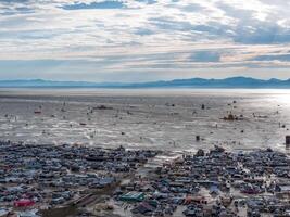 antenne visie van de brandend Mens festival in Nevada woestijn. zwart rots stad van bovenstaande. foto