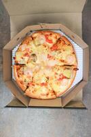 een doos van pizza ,garnaal pizza foto