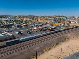 antenne visie van barstow, Californië voorstad met vracht trein Aan route 66 in zonnig woestijn landschap foto