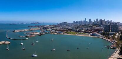 san francisco veerboot gebouw, haven van san francisco, Californië. blauw zonnig lucht. foto