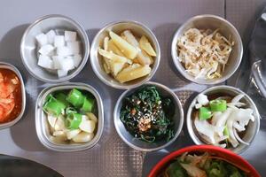spruit salade , Koreaans salade en Kimchi of naaikruid salade of Koreaans voedsel foto