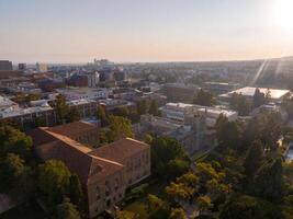 gouden uur over- ucla campus antenne visie van verschillend architectuur en los angeles stadsgezicht foto
