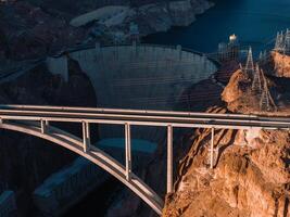 hoover dam Aan de Colorado rivier- op het breukvlak Nevada en Arizona Bij dageraad van bovenstaande. foto