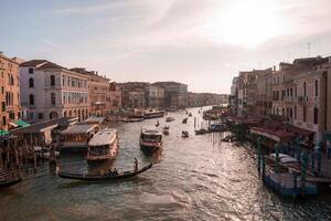 bruisend groots kanaal in Venetië, Italië rustig zomer tafereel met gebouwen, bruggen, en boten foto