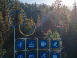 monument teken Bij een kruising in olympisch vallei. foto