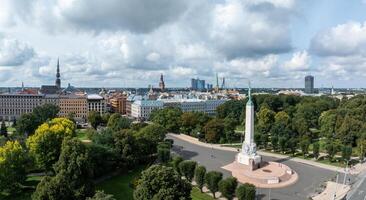 verbazingwekkend antenne visie van de standbeeld van vrijheid milda in Riga foto