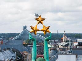 verbazingwekkend antenne visie van de standbeeld van vrijheid milda in Riga foto