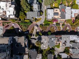 panoramisch visie van antenne Lombard straat, een oosten- west straat in san francisco, Californië. foto