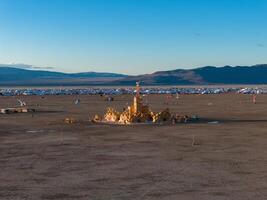 antenne visie van de brandend Mens festival in Nevada woestijn. zwart rots stad van bovenstaande. foto