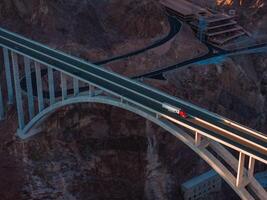 hoover dam Aan de Colorado rivier- op het breukvlak Nevada en Arizona Bij dageraad van bovenstaande. foto