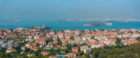 luchtfoto van het eiland lido de venezia in venetië, italië. foto