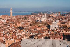 antenne visie van Venetië, Italië stadsgezicht met niet gespecificeerd oriëntatiepunten en architectuur foto