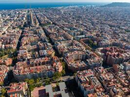 antenne visie van Barcelona stad horizon en sagrada familia kathedraal Bij zonsondergang foto
