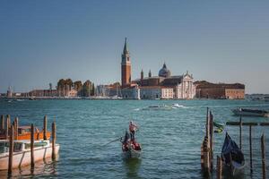 rustig Venetië gondel en san marco kerk in sereen zomertijd tafereel foto