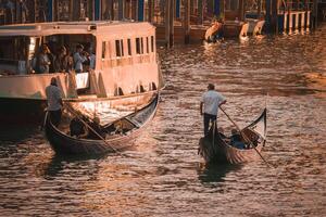 iconisch gondels Aan de groots kanaal sereen en tijdloos schoonheid van Venetië, Italië foto