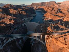hoover dam Aan de Colorado rivier- op het breukvlak Nevada en Arizona Bij dageraad van bovenstaande. foto