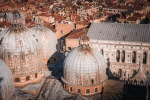antenne visie van Venetië, Italië verbijsterend dag vastleggen van iconisch oriëntatiepunten en grachten foto