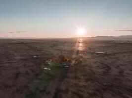 antenne visie van de brandend Mens festival in Nevada woestijn. zwart rots stad van bovenstaande. foto