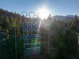 monument teken Bij een kruising in olympisch vallei. foto