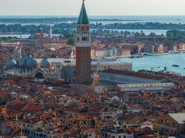 antenne visie van Venetië in de buurt heilige mark's vierkant, rialto brug en versmallen grachten. foto