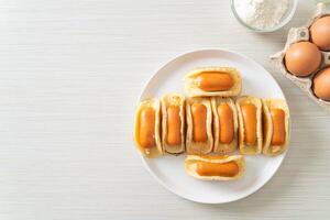 plat pannenkoekenbroodje met worst foto