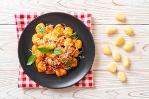 gnocchi in tomatensaus met kaas foto