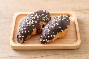 croissant met chocolade en nootjes foto