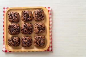 donkere chocolade brownies gegarneerd met chocoladeschilfers foto